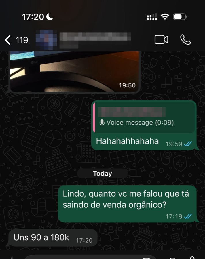 WhatsApp chat in Portuguese: asked how much organic sales bring in, the partner replies: around 90 to 180k